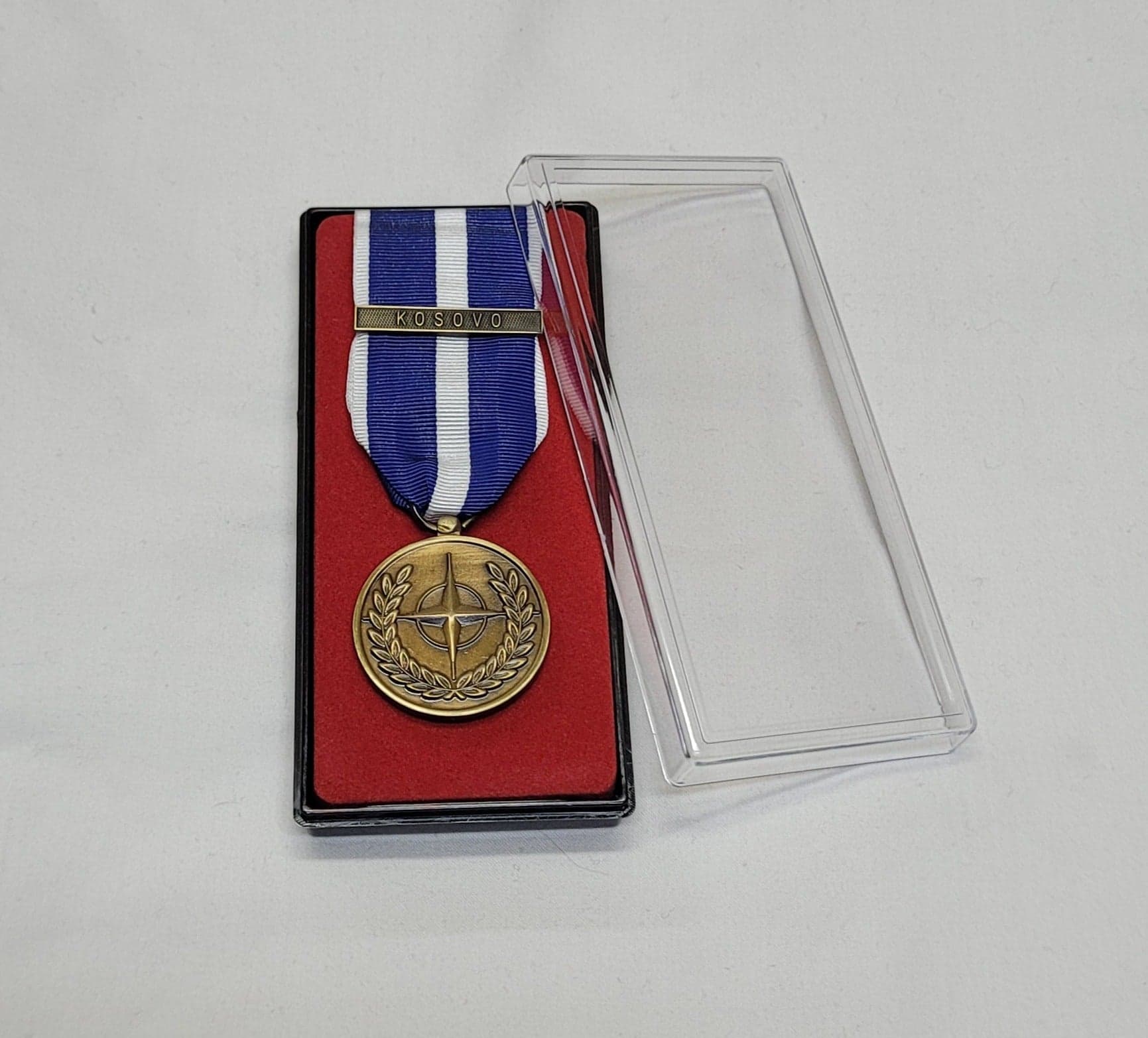 Medaglia con scatola Kosovo Nato in Medaglie Il Distintivo - Pesaro, commercioVirtuoso.it