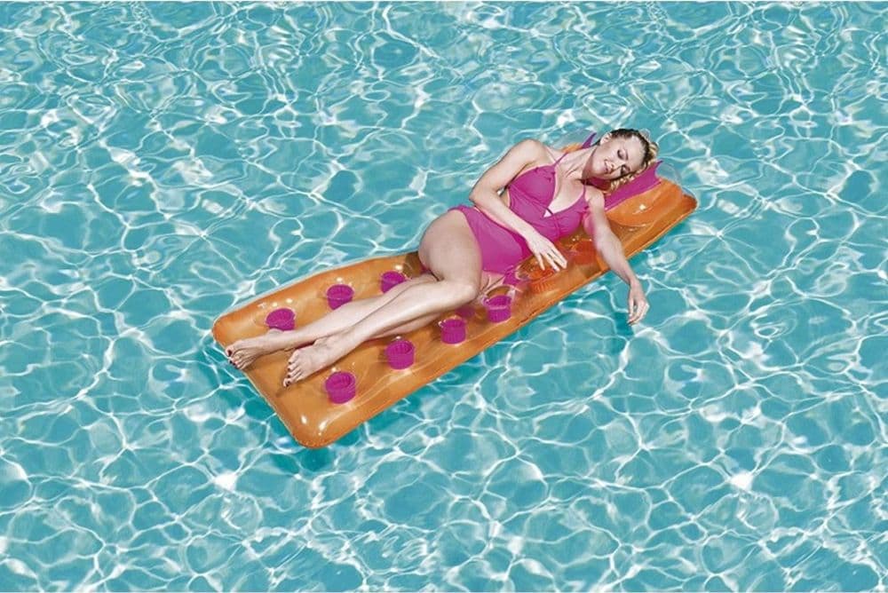 MATERASSINO GONFIABILE CON CUSCINO 18 BUCHI 188X71 CM 3 COLORI ESTATE PISCINA MARE 43015 in Canotti e gonfiabili galleggianti Trade Shop italia - Napoli, commercioVirtuoso.it