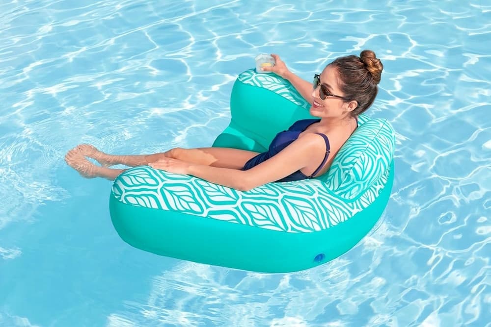 POLTRONA DA PISCINA GONFIABILE GALLEGGIANTE COMFORT PLUSH DELUXE CON PORTABICCHIERE 43719 in Canotti e gonfiabili galleggianti Trade Shop italia - Napoli, commercioVirtuoso.it