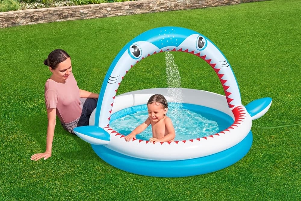 PISCINA PER BAMBINI SHARKTASTIC 2 ANELLI GRAFICA A SQUALO 163X127X92CM CON SPRUZZO 53157 in Piscinette per bambini Trade Shop italia - Napoli, commercioVirtuoso.it