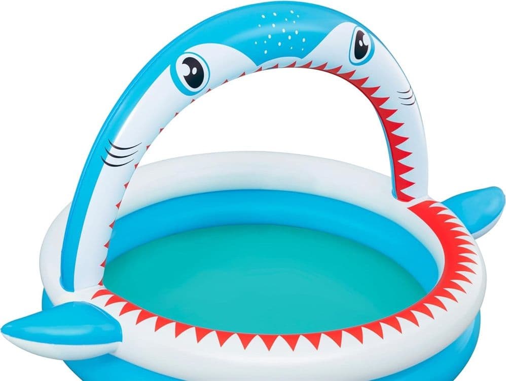 PISCINA PER BAMBINI SHARKTASTIC 2 ANELLI GRAFICA A SQUALO 163X127X92CM CON SPRUZZO 53157 in Piscinette per bambini Trade Shop italia - Napoli, commercioVirtuoso.it