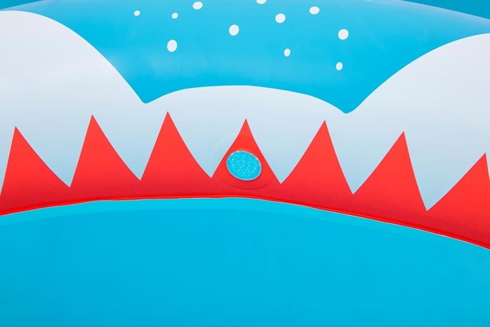 PISCINA PER BAMBINI SHARKTASTIC 2 ANELLI GRAFICA A SQUALO 163X127X92CM CON SPRUZZO 53157 in Piscinette per bambini Trade Shop italia - Napoli, commercioVirtuoso.it