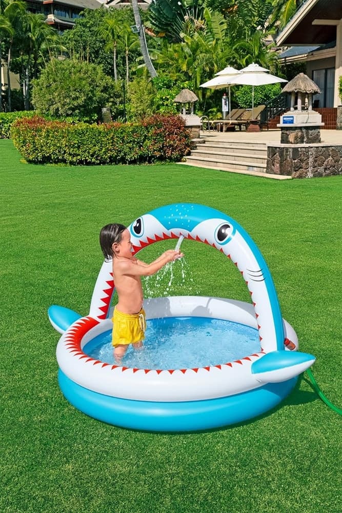 PISCINA PER BAMBINI SHARKTASTIC 2 ANELLI GRAFICA A SQUALO 163X127X92CM CON SPRUZZO 53157 in Piscinette per bambini Trade Shop italia - Napoli, commercioVirtuoso.it
