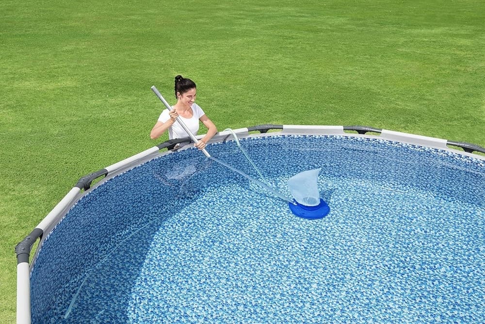 ASPIRATORE FOGLIE DETRITI PULIZIA PER PISCINA AQUASUCTION CON RUOTE SPAZZOLE 8 GETTI 58657 in Aspiratori a mano Trade Shop italia - Napoli, commercioVirtuoso.it
