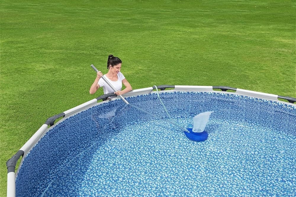 ASPIRATORE FOGLIE DETRITI PULIZIA PER PISCINA AQUASUCTION CON RUOTE SPAZZOLE 8 GETTI 58657 in Aspiratori a mano Trade Shop italia - Napoli, commercioVirtuoso.it
