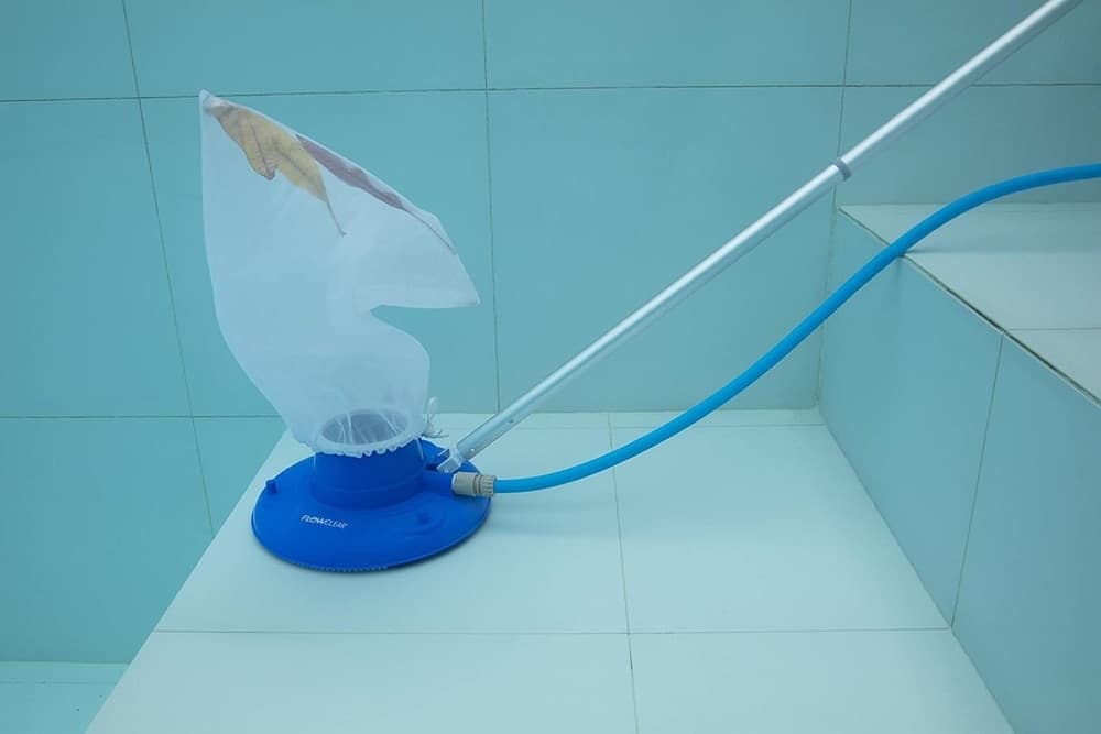ASPIRATORE FOGLIE DETRITI PULIZIA PER PISCINA AQUASUCTION CON RUOTE SPAZZOLE 8 GETTI 58657 in Aspiratori a mano Trade Shop italia - Napoli, commercioVirtuoso.it