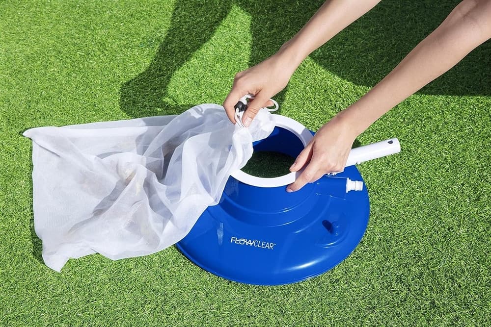 ASPIRATORE FOGLIE DETRITI PULIZIA PER PISCINA AQUASUCTION CON RUOTE SPAZZOLE 8 GETTI 58657 in Aspiratori a mano Trade Shop italia - Napoli, commercioVirtuoso.it