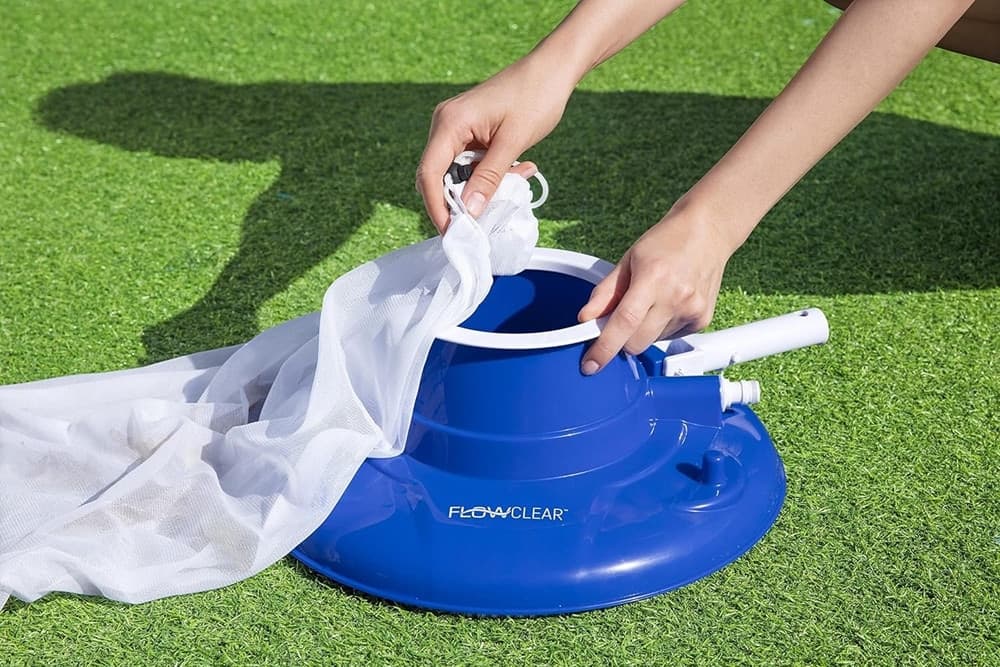 ASPIRATORE FOGLIE DETRITI PULIZIA PER PISCINA AQUASUCTION CON RUOTE SPAZZOLE 8 GETTI 58657 in Aspiratori a mano Trade Shop italia - Napoli, commercioVirtuoso.it