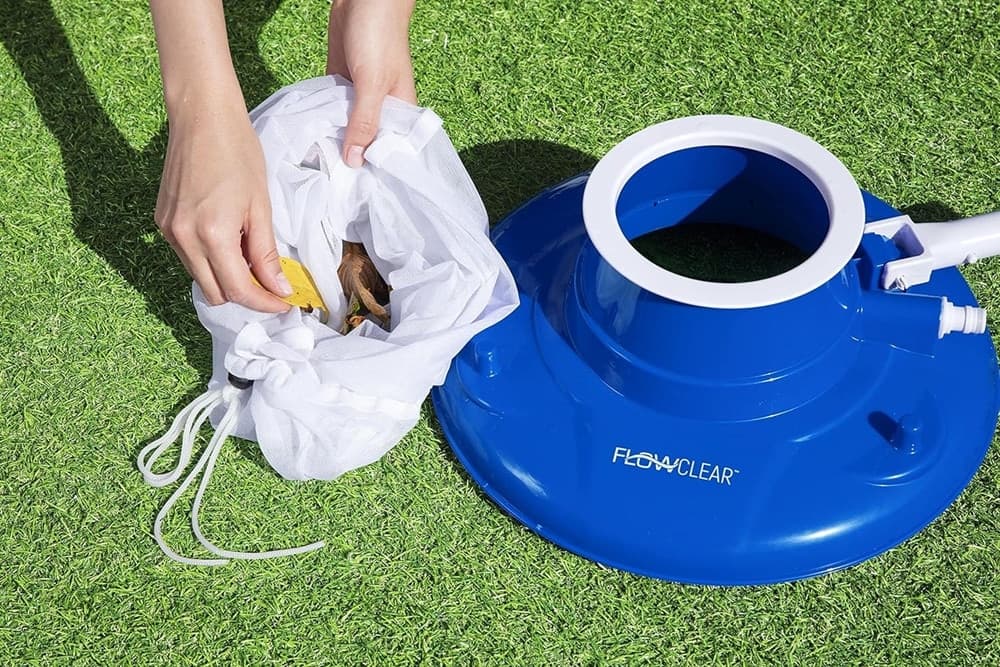 ASPIRATORE FOGLIE DETRITI PULIZIA PER PISCINA AQUASUCTION CON RUOTE SPAZZOLE 8 GETTI 58657 in Aspiratori a mano Trade Shop italia - Napoli, commercioVirtuoso.it