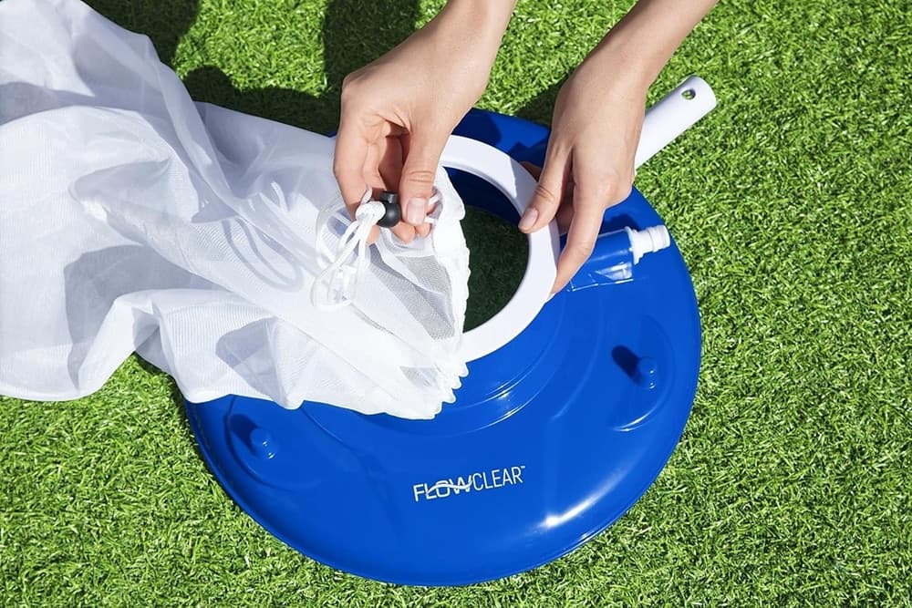 ASPIRATORE FOGLIE DETRITI PULIZIA PER PISCINA AQUASUCTION CON RUOTE SPAZZOLE 8 GETTI 58657 in Aspiratori a mano Trade Shop italia - Napoli, commercioVirtuoso.it