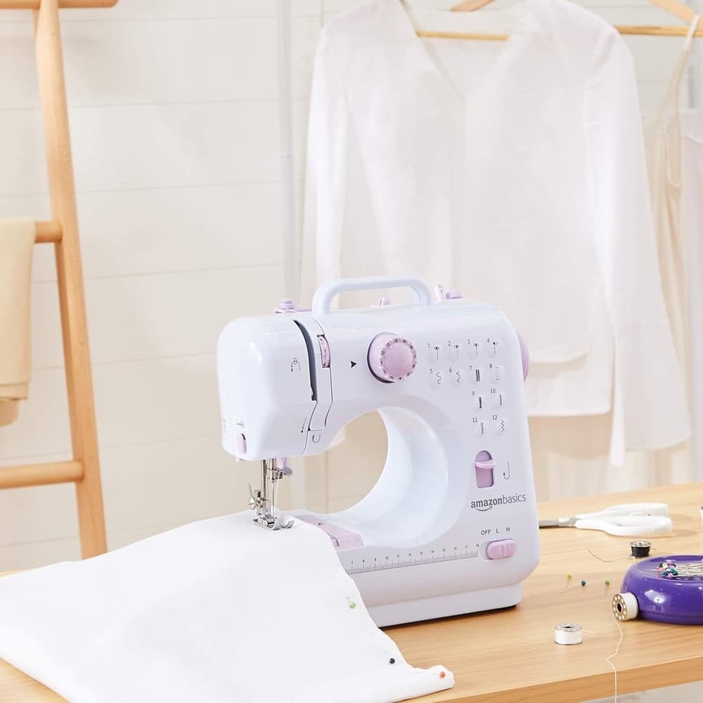 MACCHINA DA CUCIRE PORTATILE CON 12 PUNTI USO DOMESTICO SISTEMA CON 2 VELOCITÀ DI CUCITO in Macchine tagliacuci Trade Shop italia - Napoli, commercioVirtuoso.it
