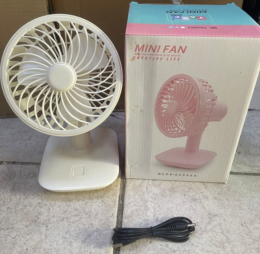 MINI VENTILATORE DA TAVOLO USB SILENZIOSO PORTATILE ALTEZZA REGOLABILE ROTAZIONE 180° in prodotto Trade Shop italia - Napoli, commercioVirtuoso.it