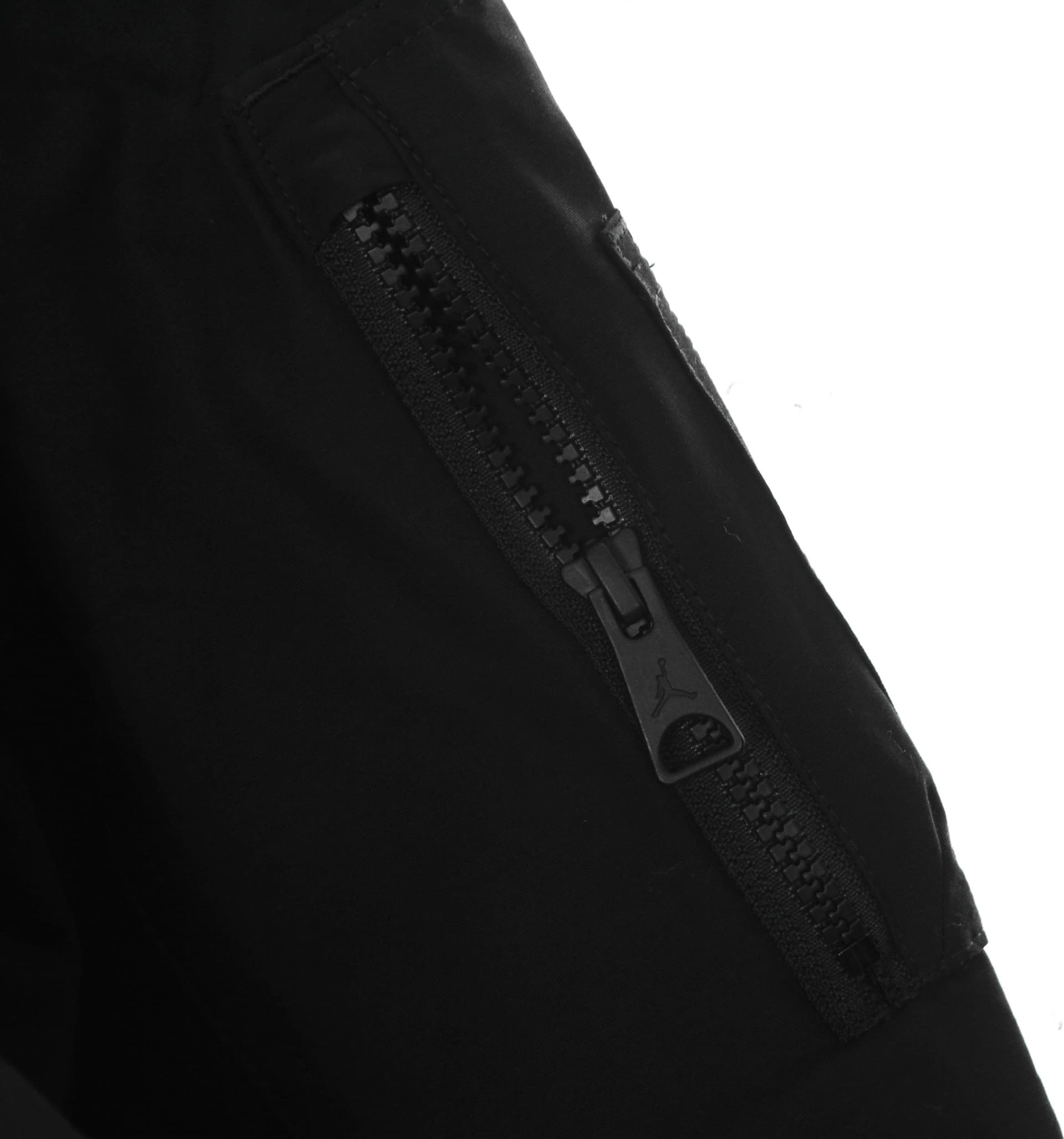 JORDAN Giubbotto Uomo Essential Statement Ma-1 Jacket Black/gym Red da uomo in Giacche sportive e tecniche Drestige - Casamassima, commercioVirtuoso.it