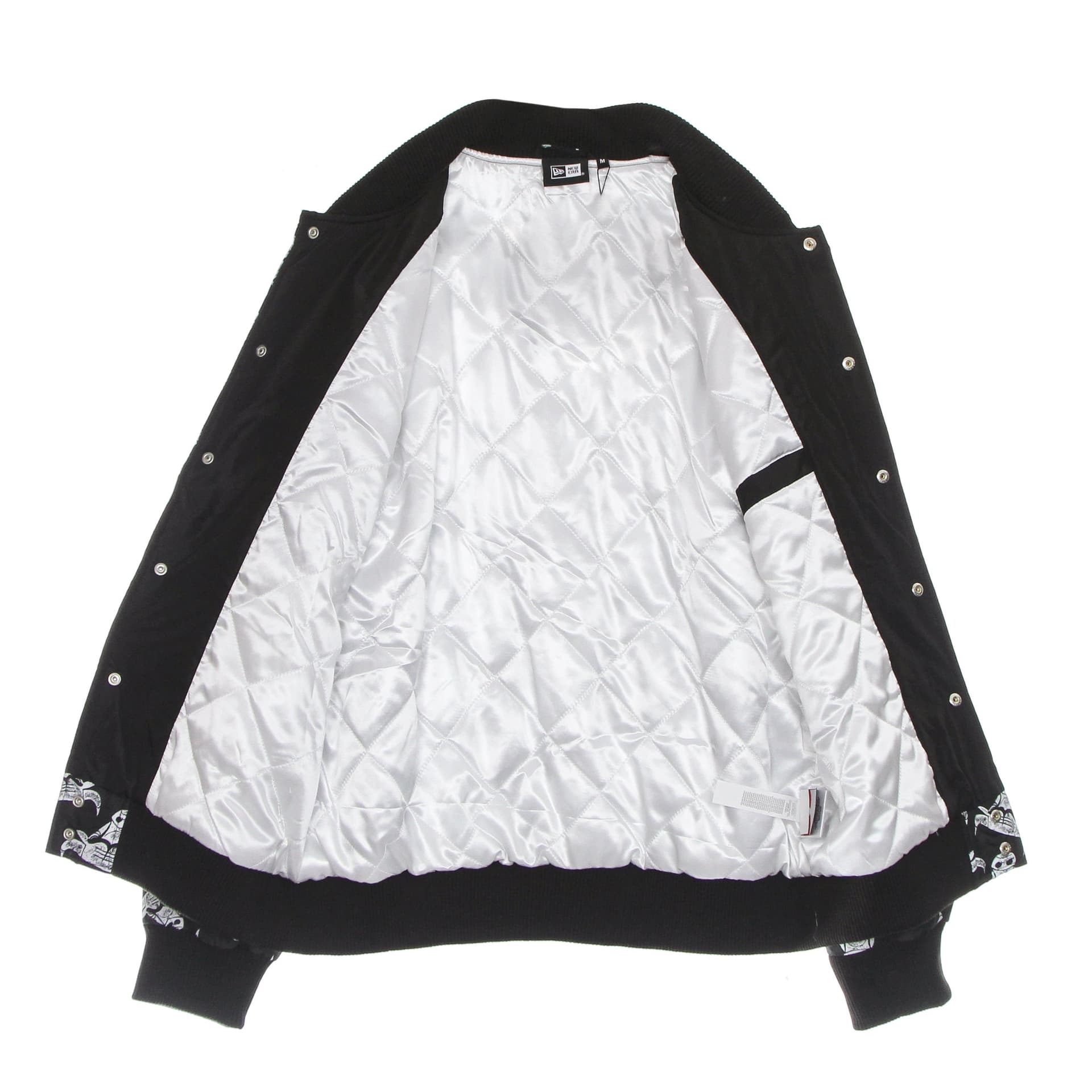 NEW ERA Giubbotto Bomber Uomo Nba All Over Print Distressed Logo Bomber Jacket Chibul Black da uomo in Giacche Drestige - Casamassima, commercioVirtuoso.it