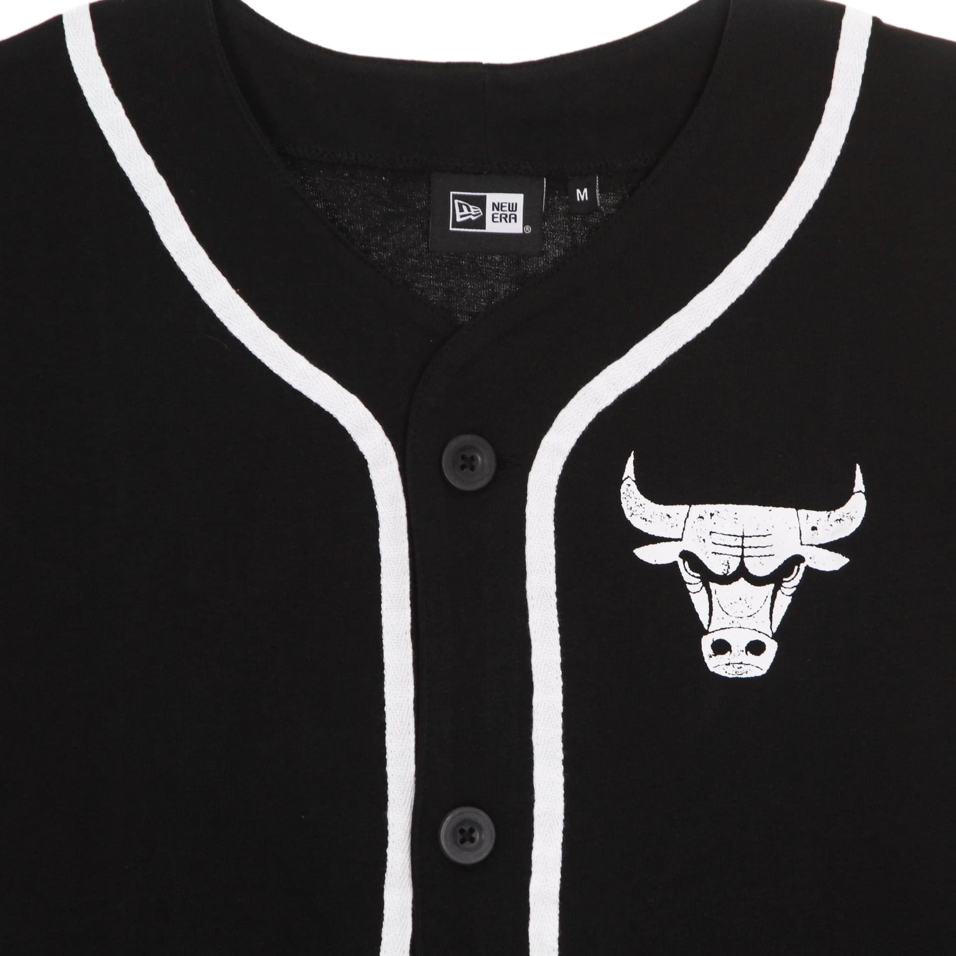 NEW ERA Casacca Bottoni Uomo Nba Distressed Logo Button Up Tee Chibul Black da uomo in T-Shirt Drestige - Casamassima, commercioVirtuoso.it