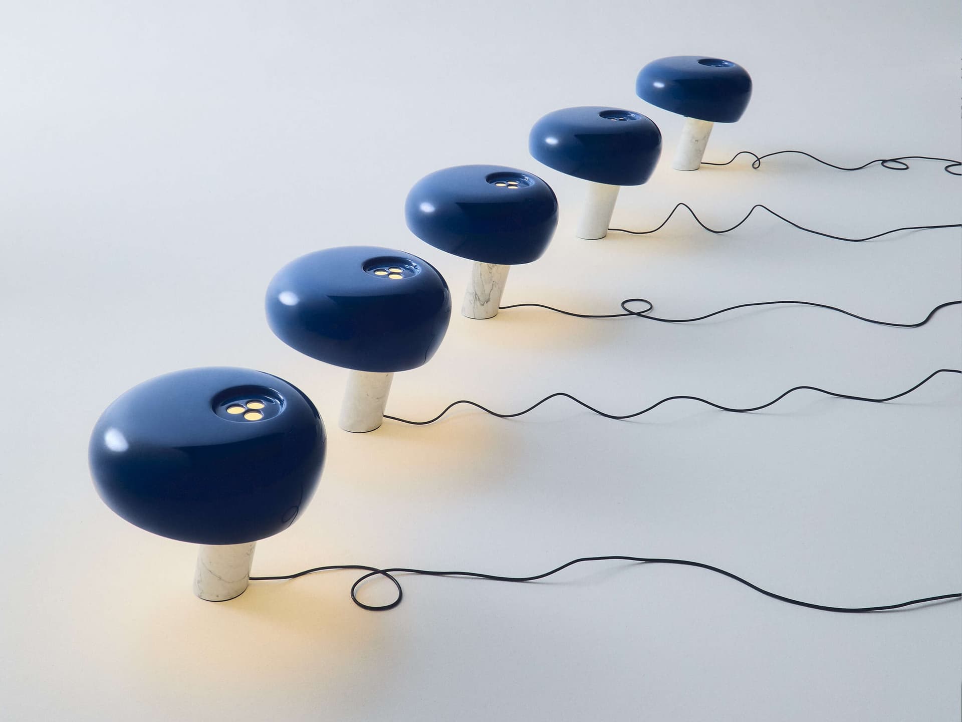 Flos Snoopy Navy Blue Lampada da Tavolo in Lampade da tavolo e abat-jour Brilla Luce - Sarzana, commercioVirtuoso.it