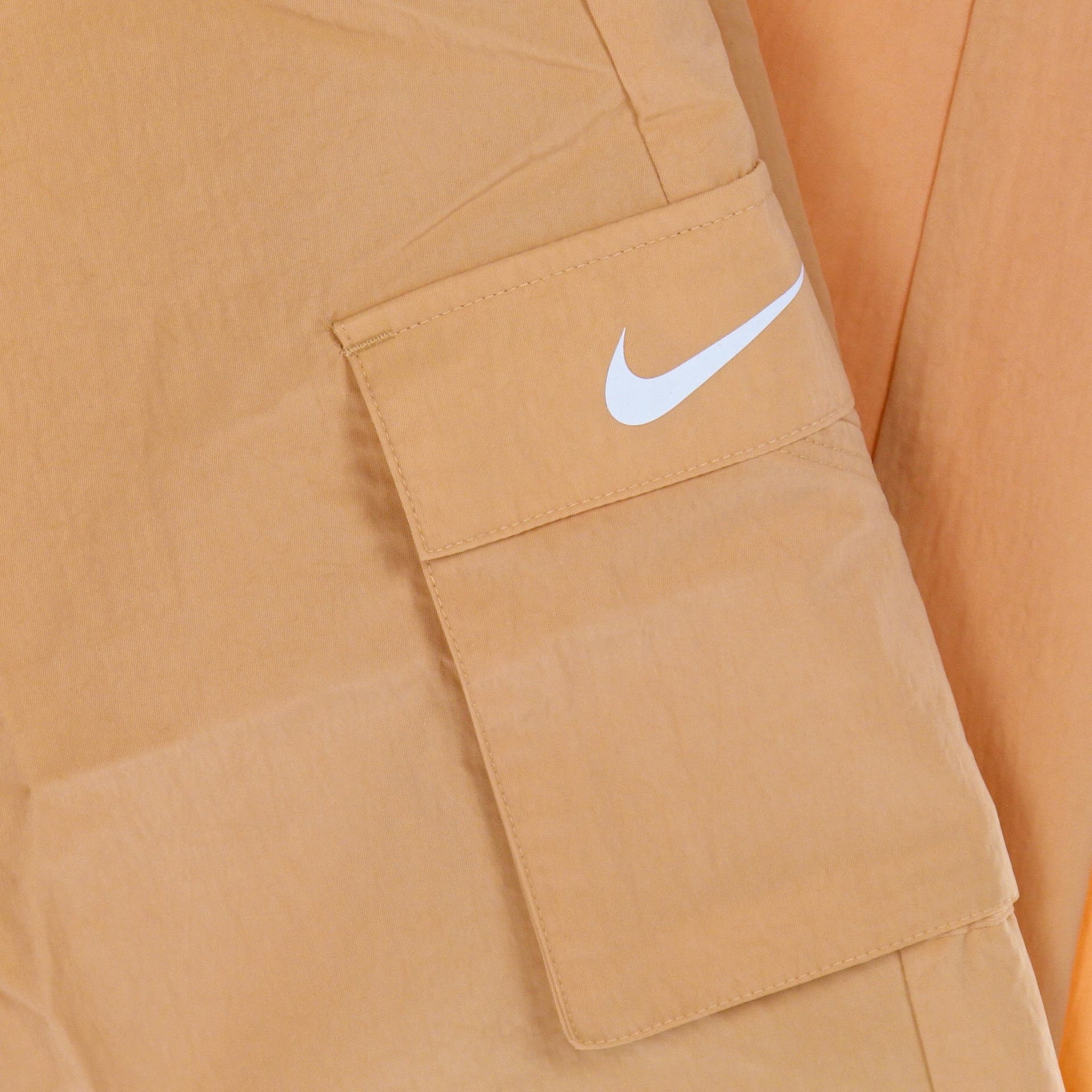 Nike Pantalone Tuta Donna W Sportswear Essential Woven High-rise Pant Cargo Harvest Moon/white da donna in Pantaloni sportivi Drestige - Casamassima, commercioVirtuoso.it
