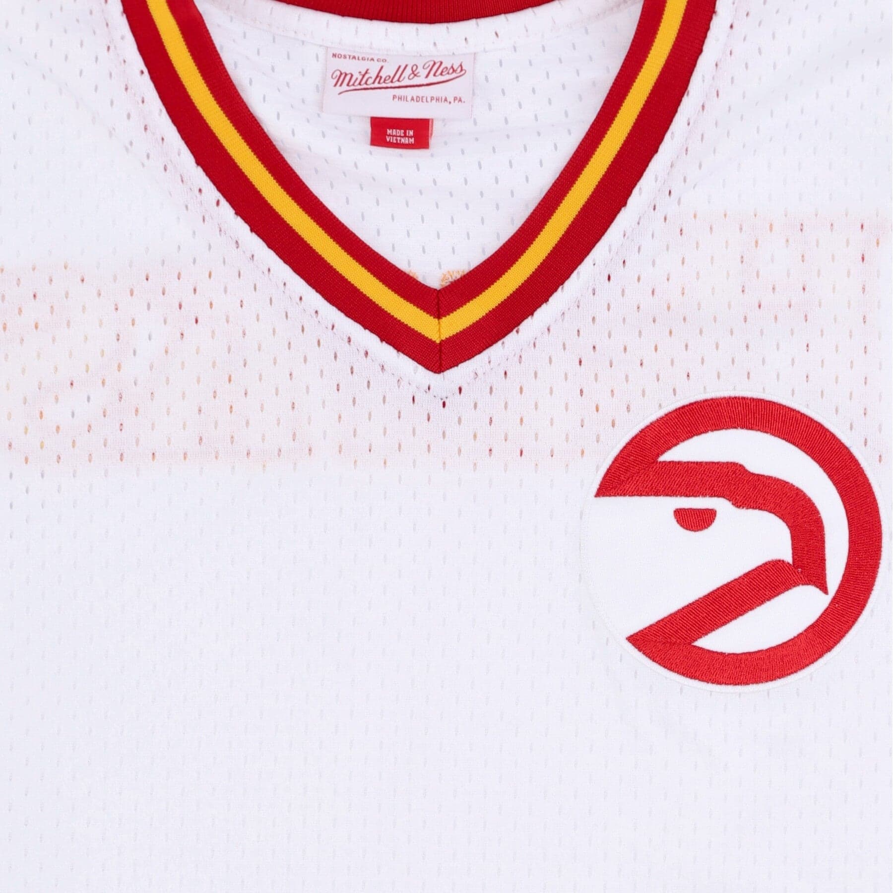 MITCHELL &amp; NESS Casacca Uomo Nba Fashion Mesh V-neck Hardwood Classics Atlhaw White/original Team Colors da uomo in T-Shirt Drestige - Casamassima, commercioVirtuoso.it
