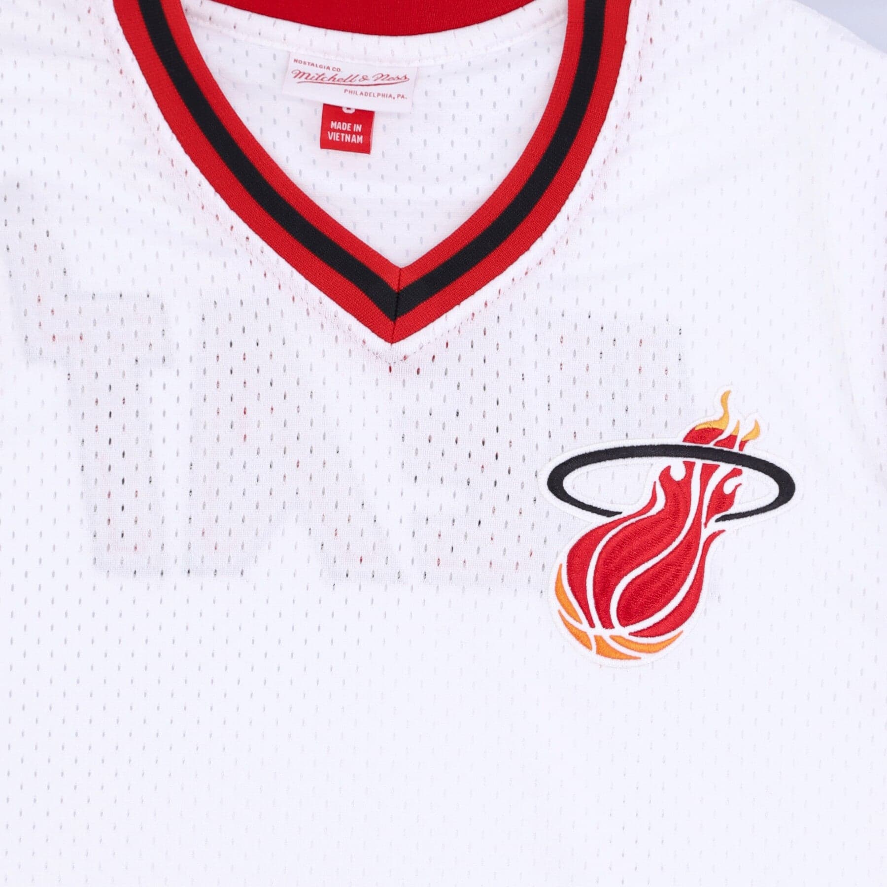 MITCHELL &amp; NESS Casacca Uomo Nba Fashion Mesh V-neck Hardwood Classics Miahea White/original Team Colors da uomo in T-Shirt Drestige - Casamassima, commercioVirtuoso.it