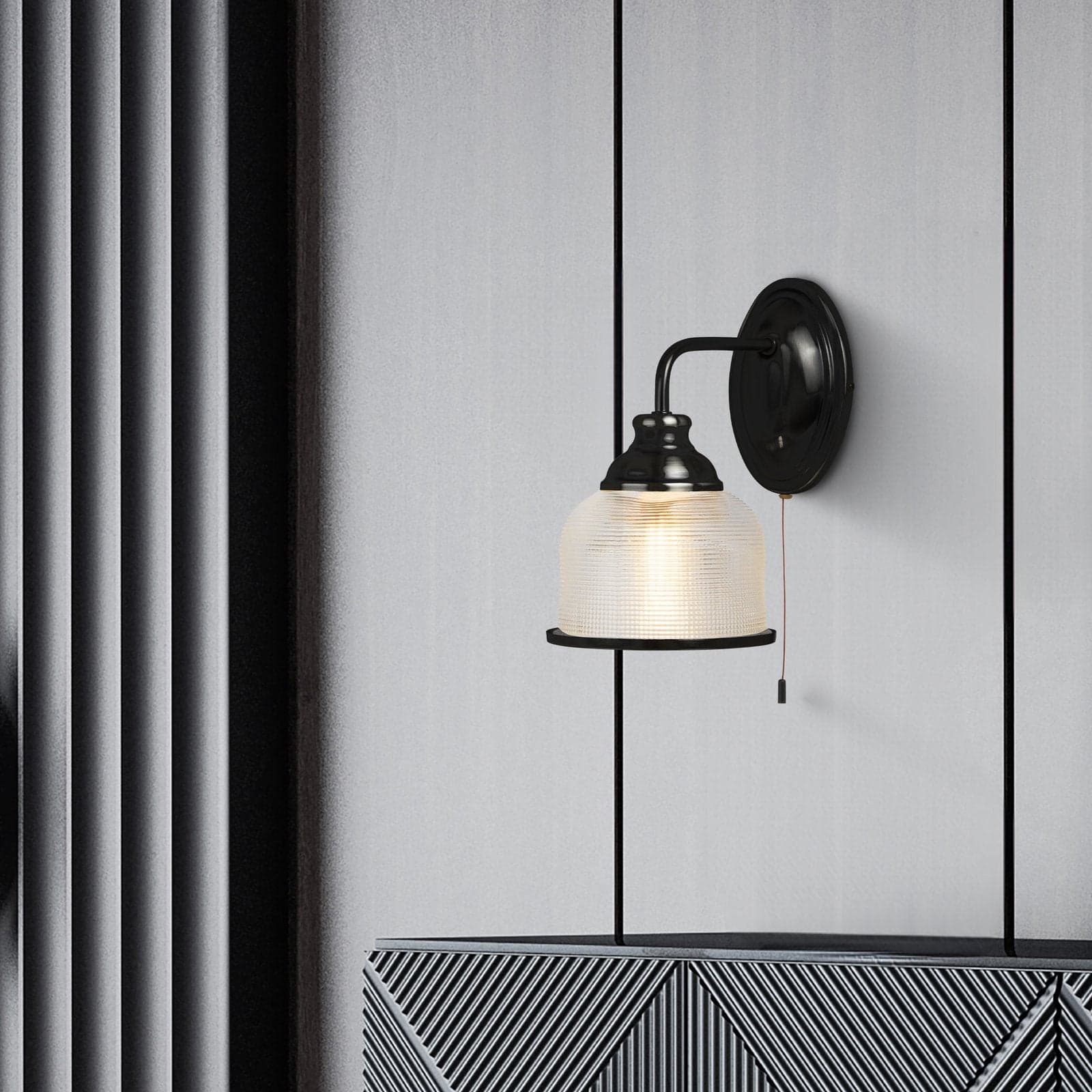 Applique Contemporanea Highworth Acciaio Nero Trasparente 1 Luce E27 in Lampade da parete LuceArt - Montecorvino Pugliano, commercioVirtuoso.it