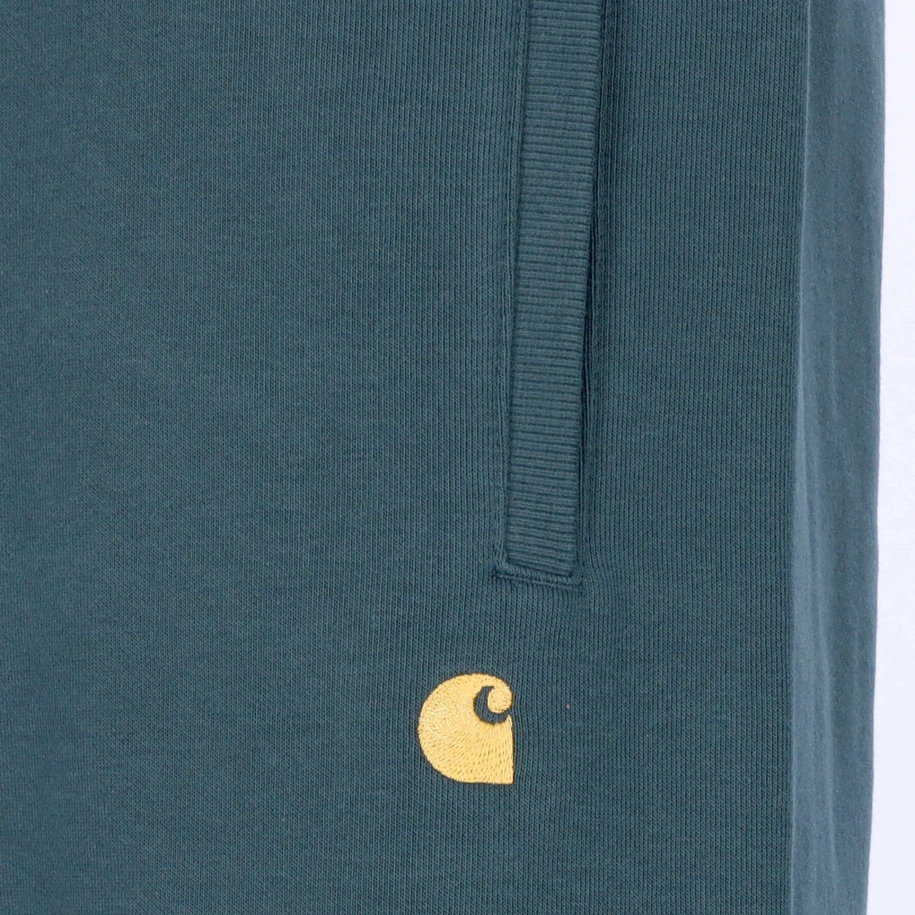 CARHARTT WIP Pantalone Tuta Felpato Uomo Chase Sweat Pant Juniper/gold da uomo in Pantaloni sportivi Drestige - Casamassima, commercioVirtuoso.it