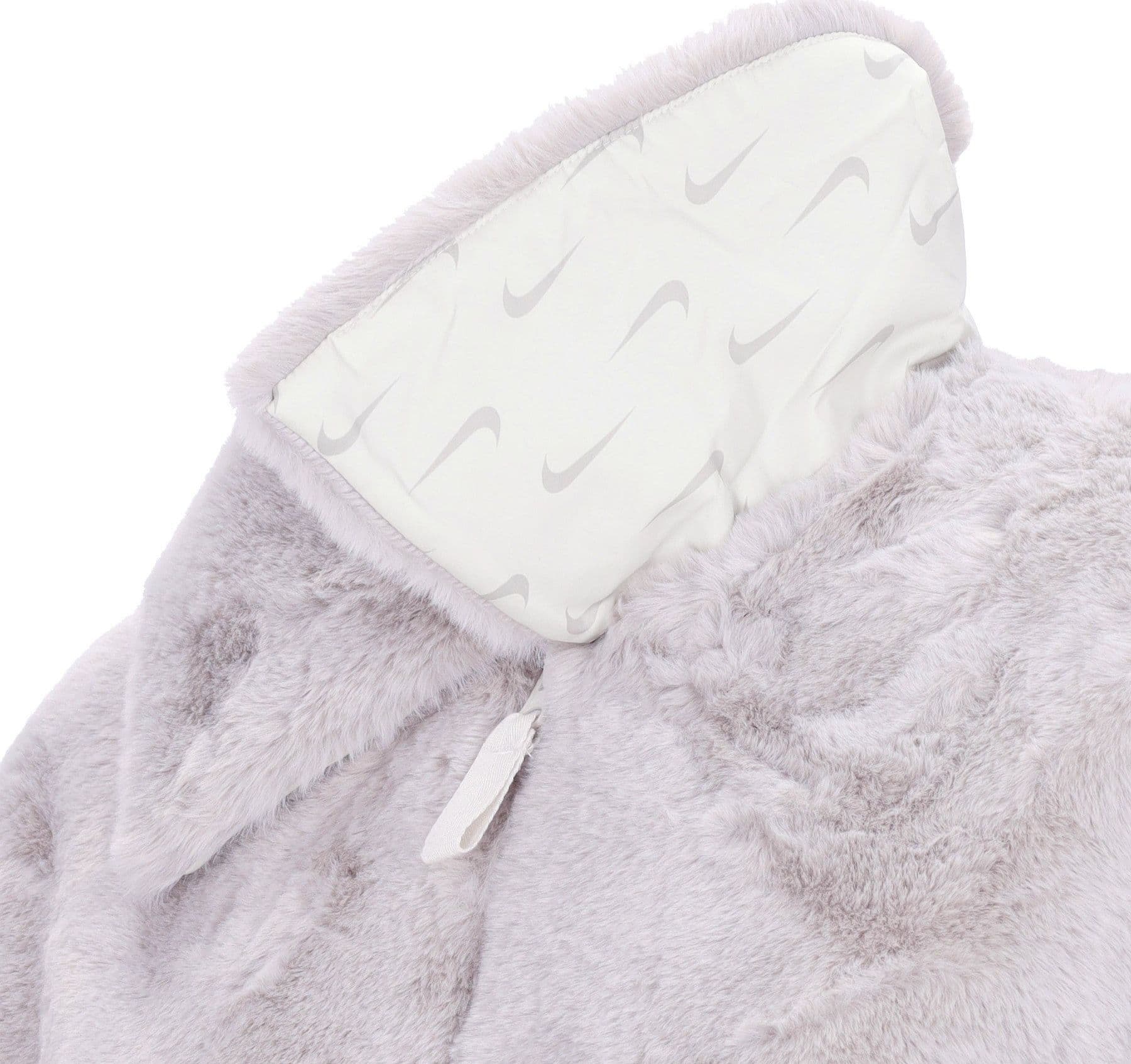 Nike Pelliccia Donna Faux Fur Long Jacket Lt Iron Ore/light Bone/sail da donna in Cappotti Drestige - Casamassima, commercioVirtuoso.it
