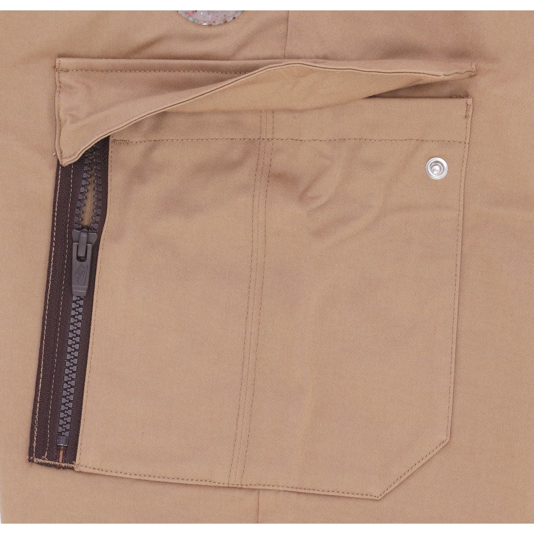 Nike Pantalone Lungo Uomo Sportswear Utility Woven Pant Dk Driftwood/brown Basalt da uomo in Pantaloni sportivi Drestige - Casamassima, commercioVirtuoso.it