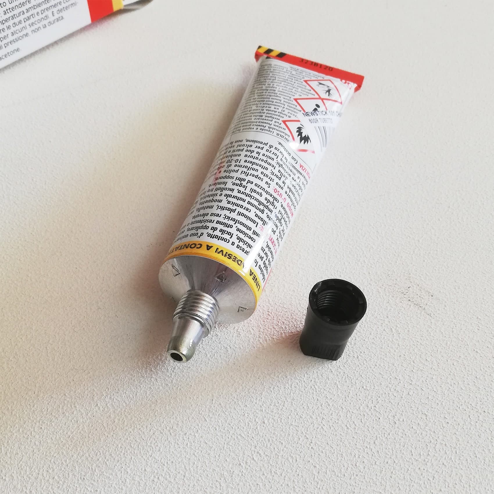 Newstick Top 50gr adesivo extra chiaro a contatto uso universale alta resa in Adesivi universali Aloiserw.com - Altomonte, commercioVirtuoso.it