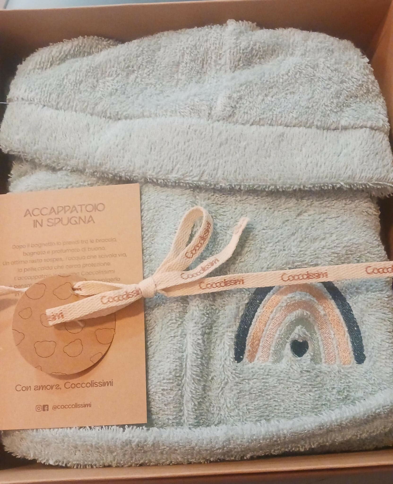 COCCOLISSIMI accappatoio con maniche in spugna di cotone, serie RAINBOW, grafica ricamata, pratico ed avvolgente, la qualità per il tuo bambino, taglia 36/48 mesi in Accapatoi da bambina Sanitaria Gioia del Bimbo - Villa San Giovanni, commercioVirtuoso.it