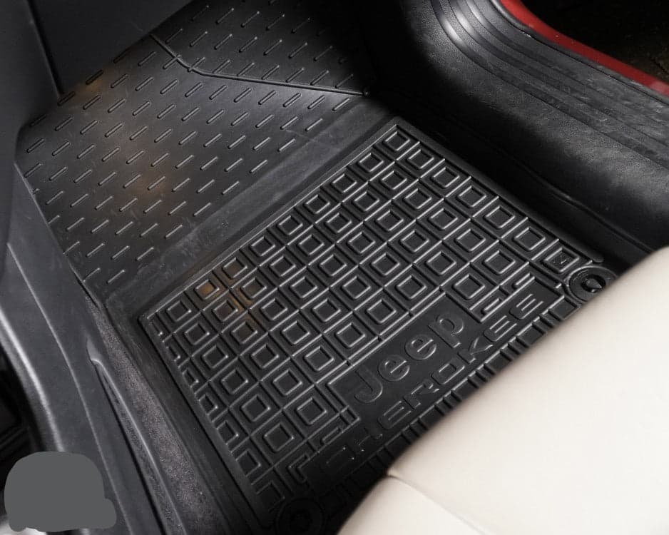 Set Tappetini in gomma su misura per Jeep Cherokee (2014+) in Tappetini antiscivolo Autooggetti.it - Roma, commercioVirtuoso.it