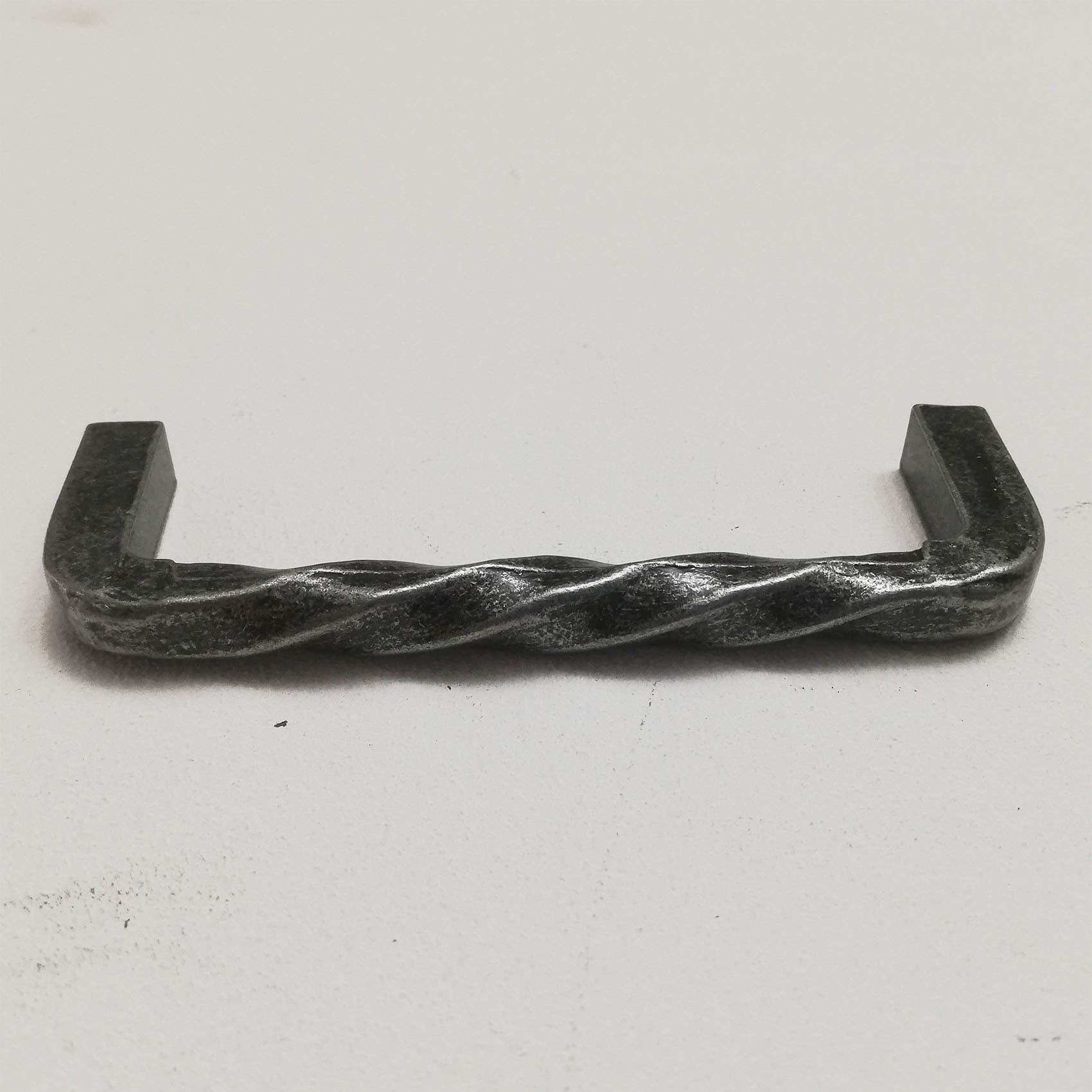 Maniglia quadrata nera interasse 96mm in Tiretti Aloiserw.com - Altomonte, commercioVirtuoso.it