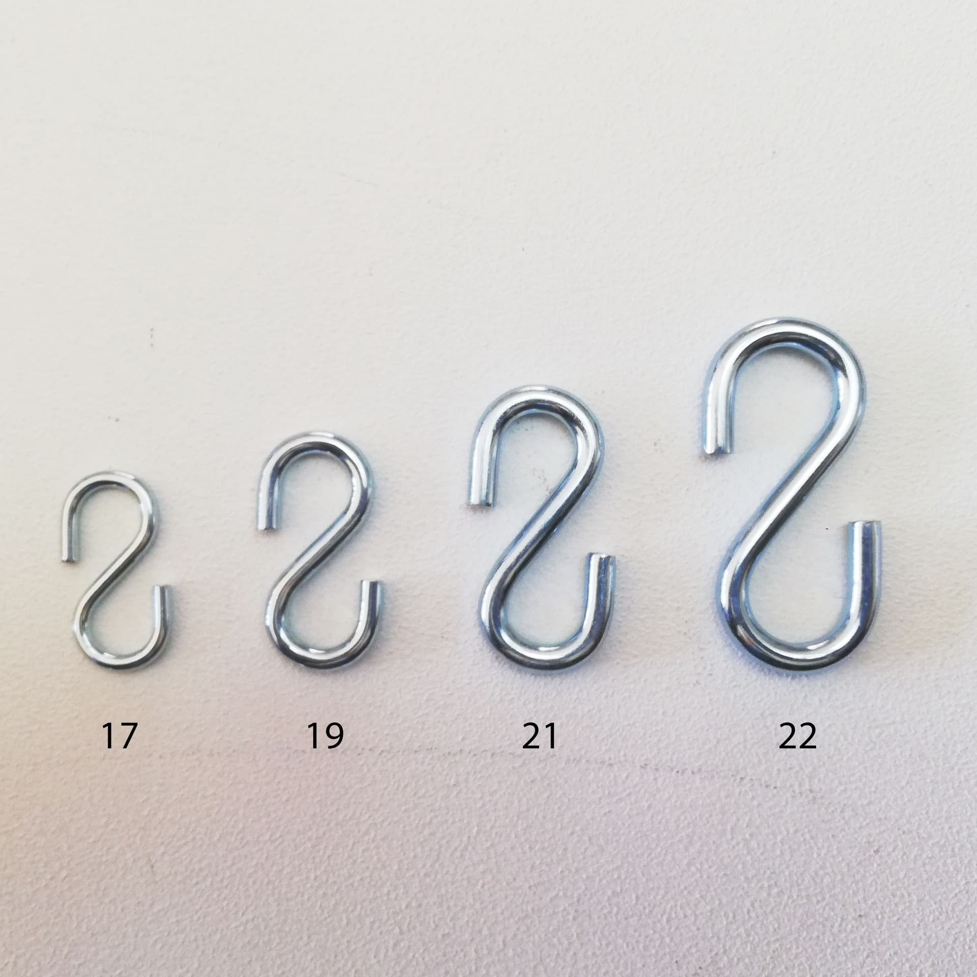 Gancio a S numero 22 in acciaio zincato - 10 unità in Ganci a S Aloiserw.com - Altomonte, commercioVirtuoso.it
