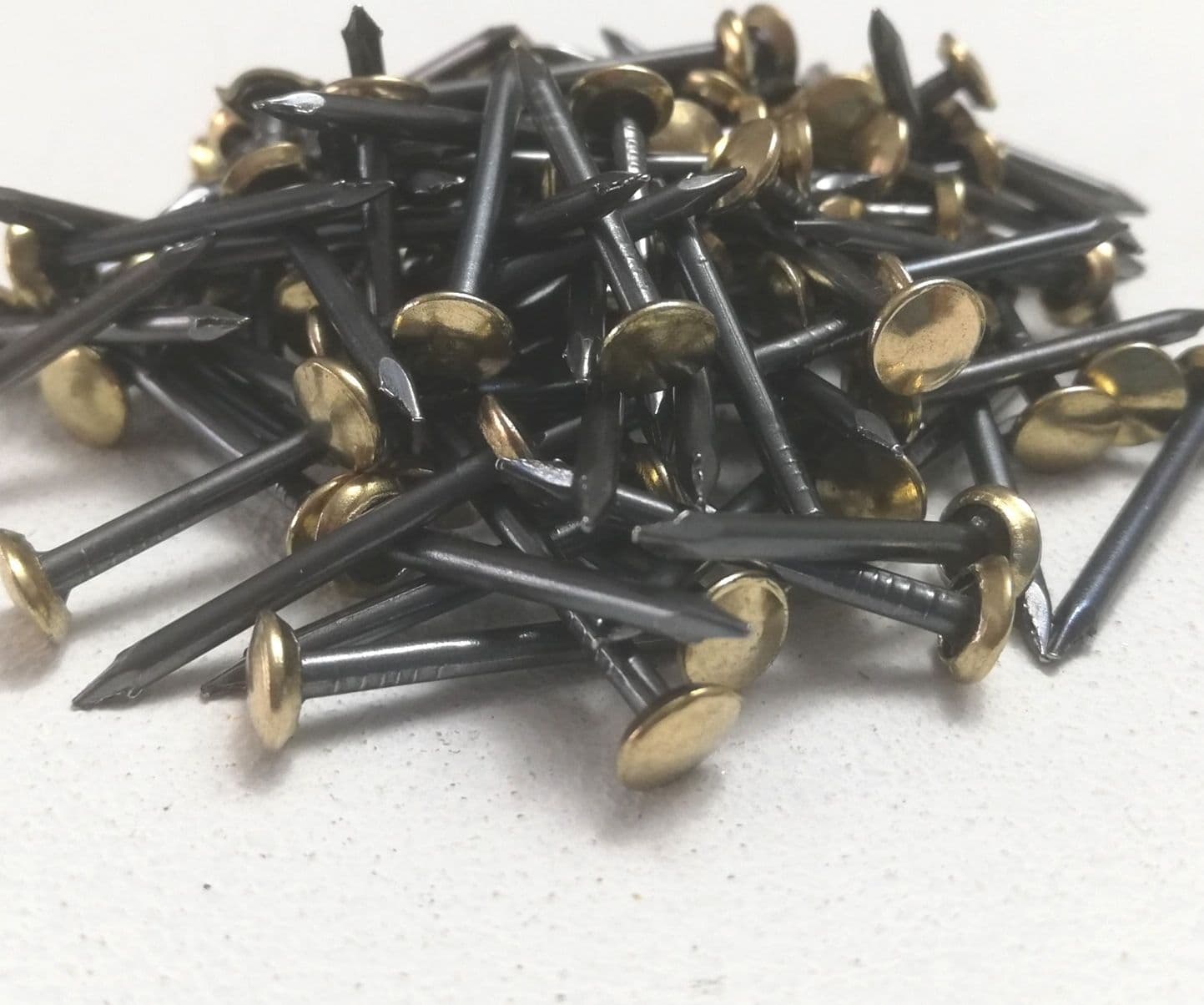 Chiodi di acciaio testa rotonda ottonata da 2,00x35mm - 100pz in Chiodi Aloiserw.com - Altomonte, commercioVirtuoso.it