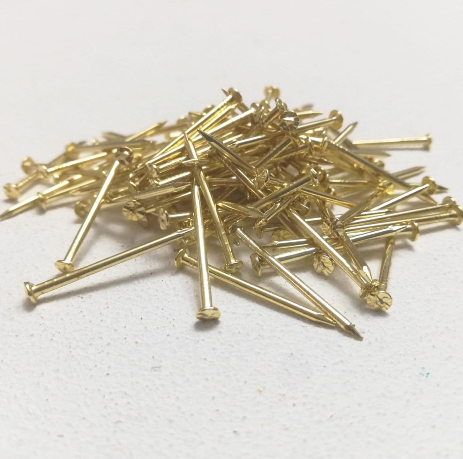 Chiodi di acciaio ottonati da 1,40x25mm - 100pz in Ganci appendi quadri Aloiserw.com - Altomonte, commercioVirtuoso.it