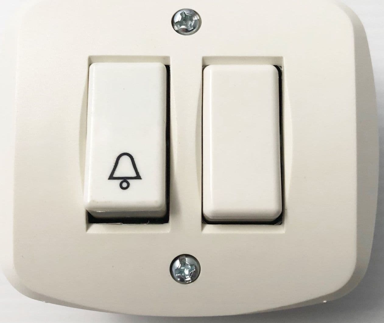 PULSANTE CAMPANELLO + DEVIATORE AUTOPORTANTE IN ABS PER SCATOLA TONDA ME 3+5+7 in prodotto EuroStore07 - Alatri, commercioVirtuoso.it