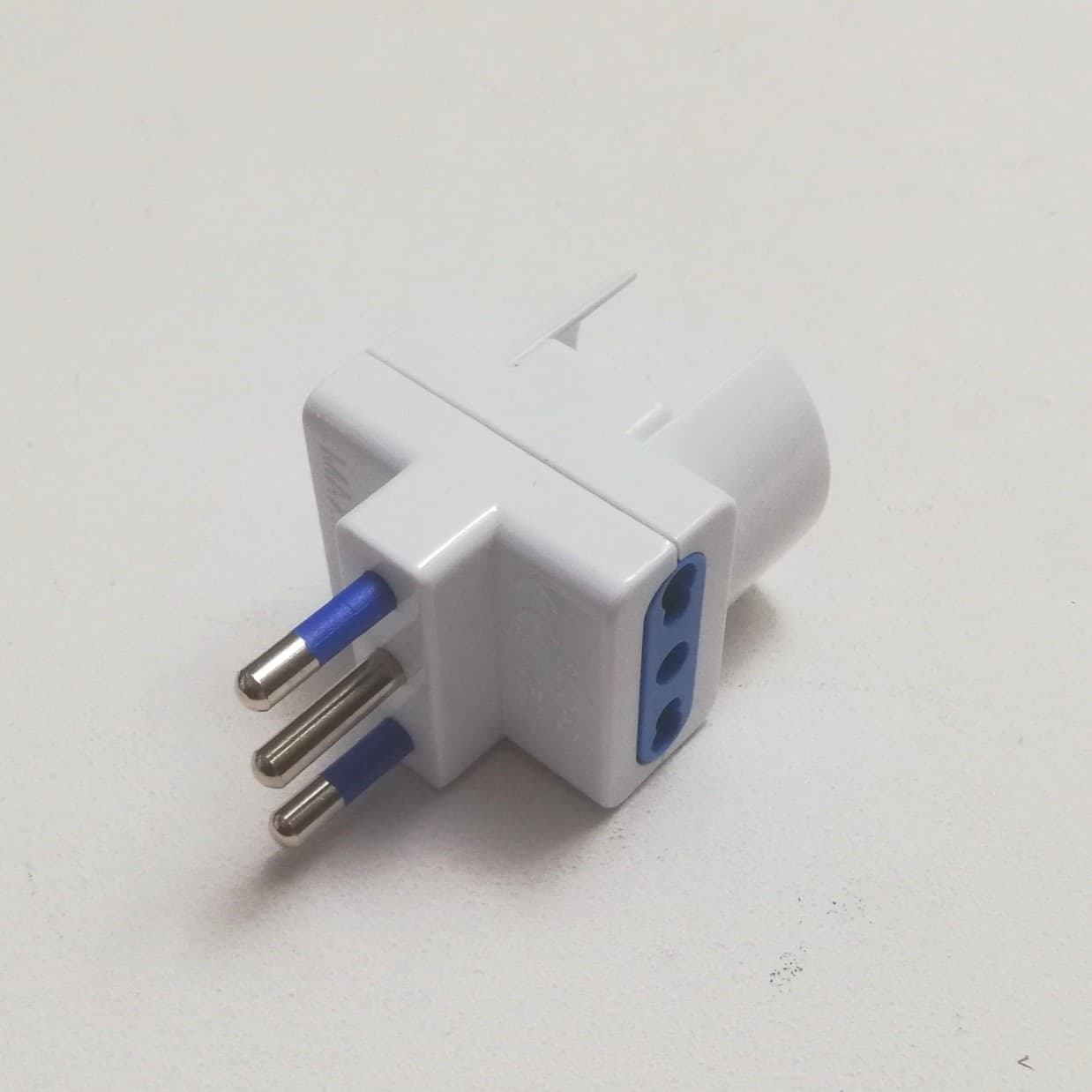 Adattatore triplo 2 bipasso + 1 universale da 2P+T 16A 250V in Multiprese Aloiserw.com - Altomonte, commercioVirtuoso.it