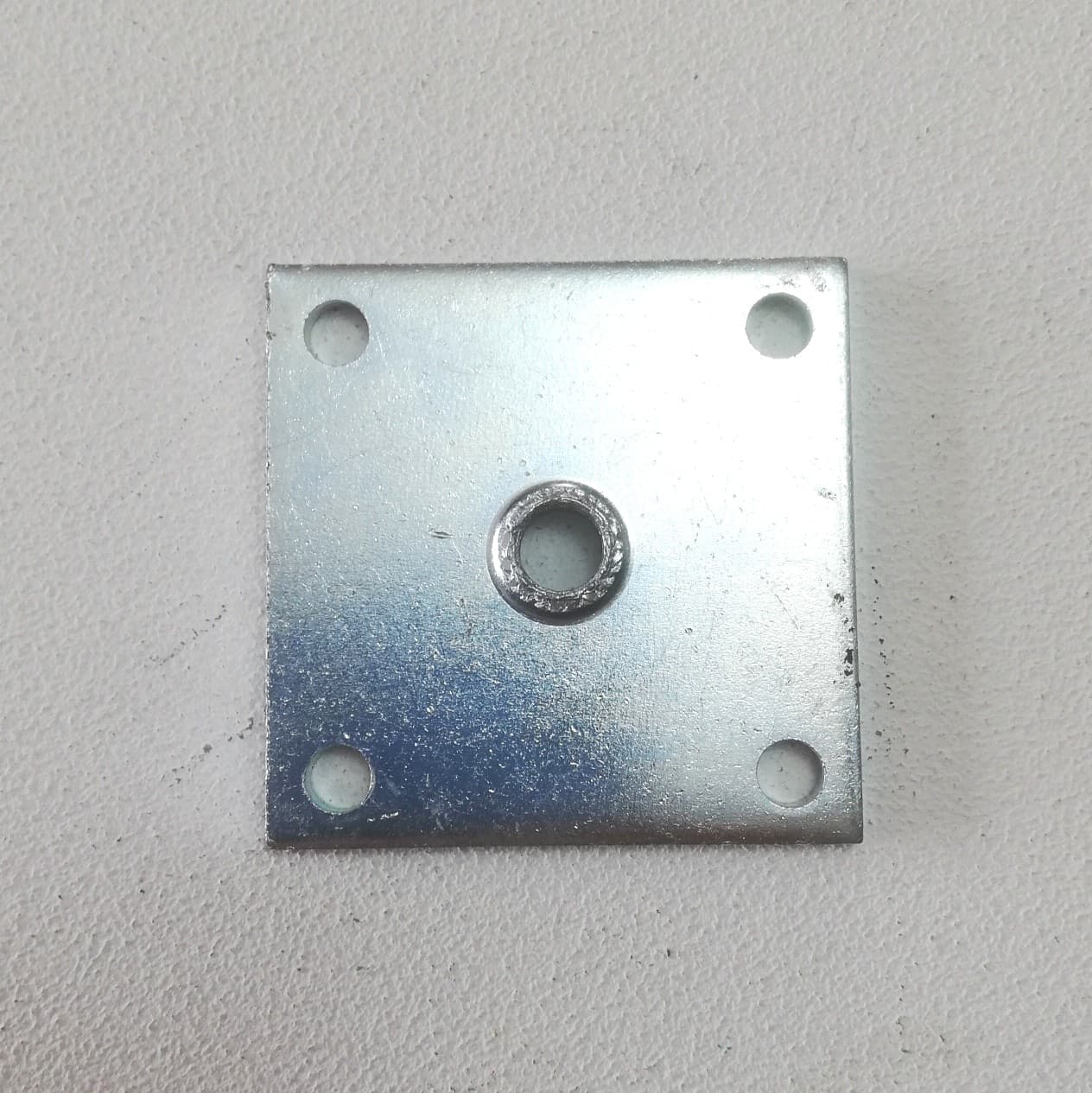 Piastrina 50x50x3mm in acciaio zincato foro M8 - 5pz in Staffa Aloiserw.com - Altomonte, commercioVirtuoso.it