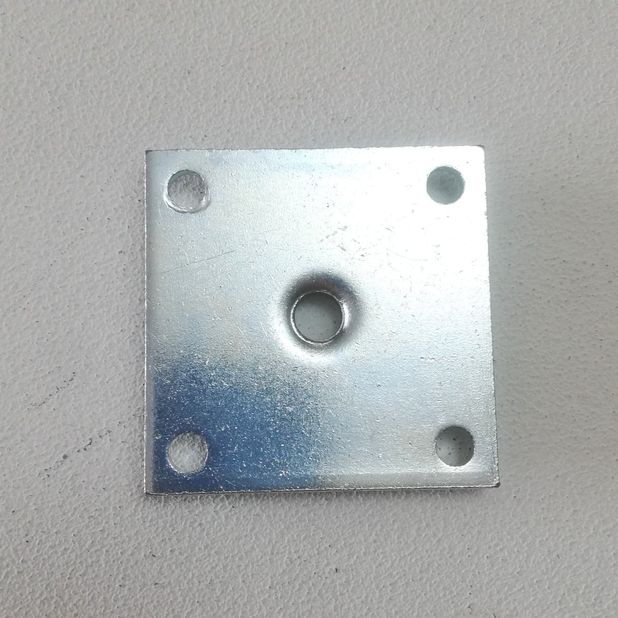 Piastrina 50x50x3mm in acciaio zincato foro M8 - 5pz in Staffa Aloiserw.com - Altomonte, commercioVirtuoso.it