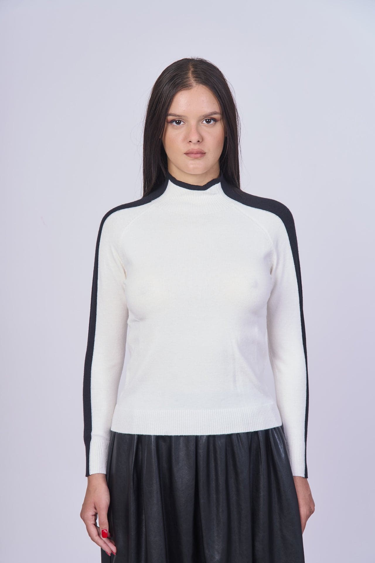 Maglia bianca e nero in Maglioni Kanal 32 - Santa Maria di Licodia, commercioVirtuoso.it