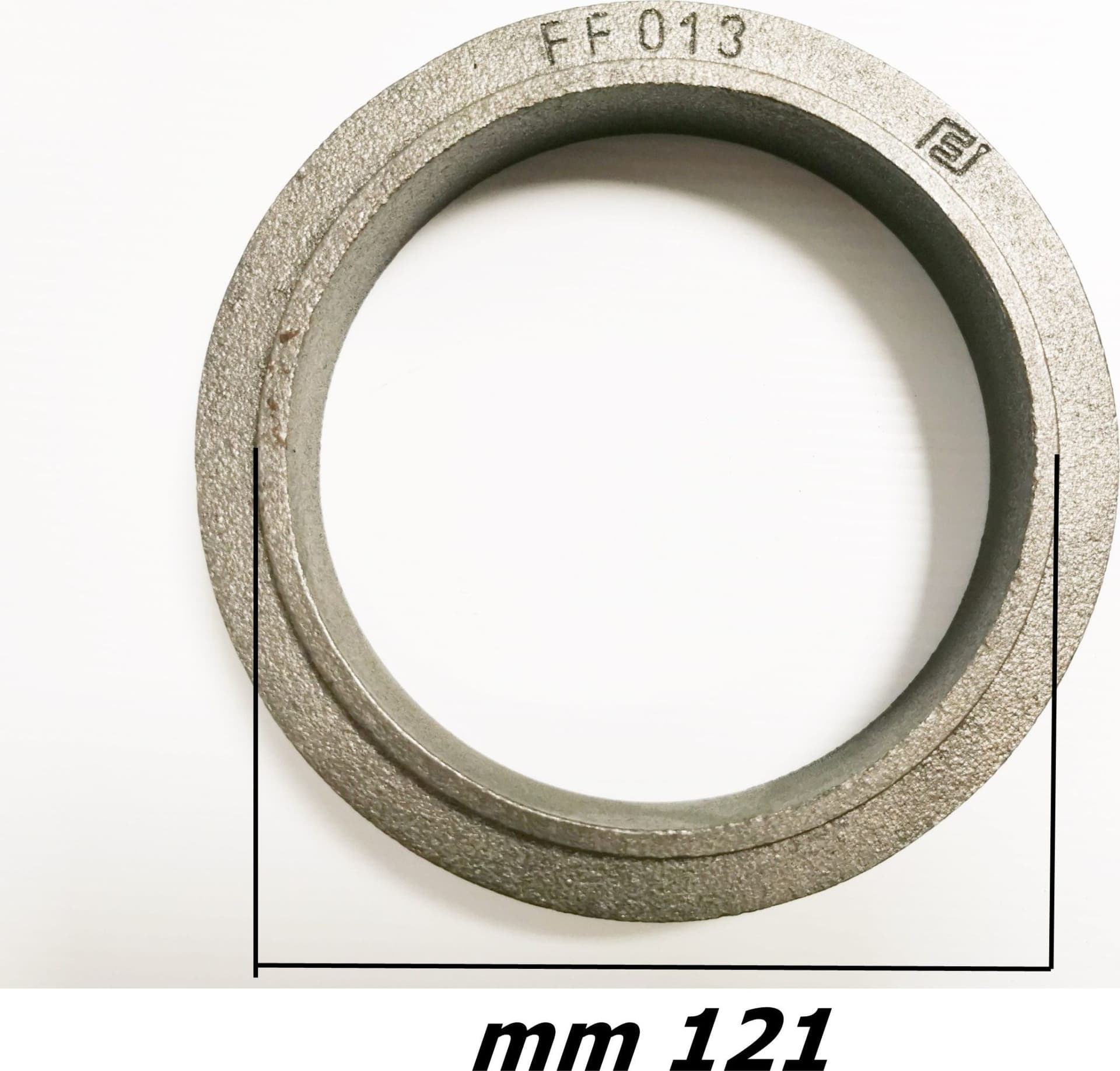 STUFA A LEGNA ANELLO PORTA TUBO DIAM. 13 CM IN GHISA UNIVERSALE PER STUFE in prodotto EuroStore07 - Alatri, commercioVirtuoso.it