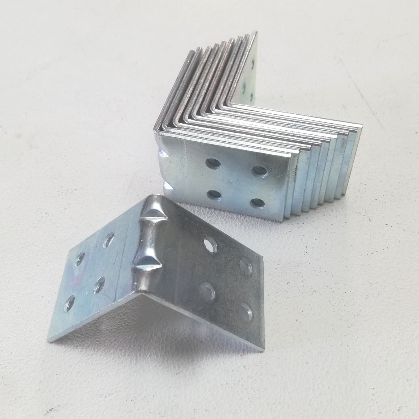 Lastrina ad angolo di rinforzo tipo largo da 30x30x30mm - 10pz in Staffa Aloiserw.com - Altomonte, commercioVirtuoso.it