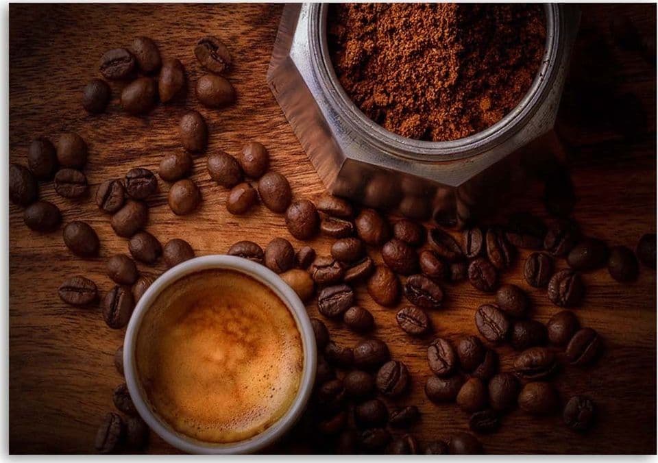 Quadro su tela, Chicchi di caffè in una tazza in Poster e stampe Collezione Casa - Trebisacce, commercioVirtuoso.it