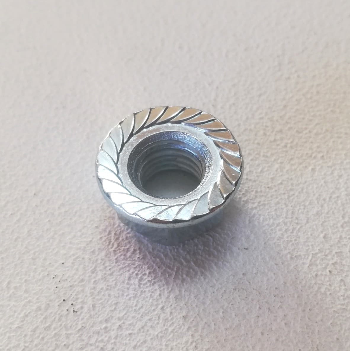 M 6 chiave 10 - 100pz dado esagonale flangiato zincato passo grosso in Dadi e bulloni esagonali per macchina Aloiserw.com - Altomonte, commercioVirtuoso.it