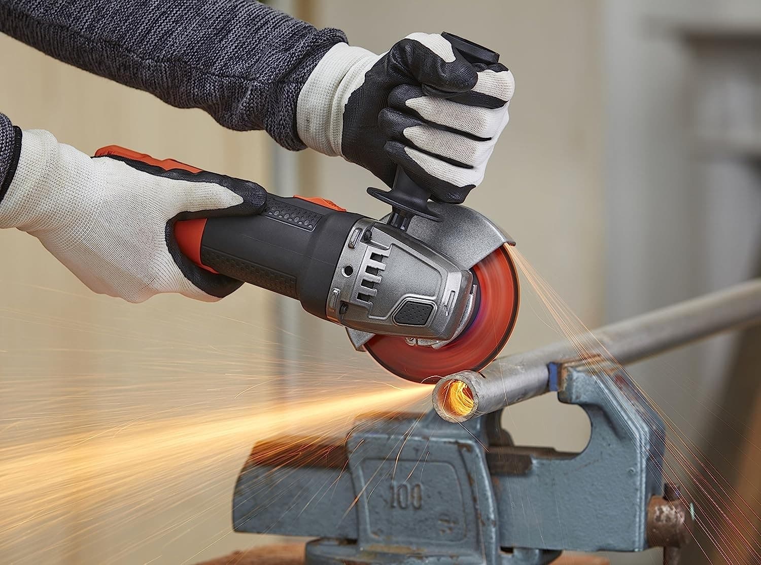 Black & Decker smerigliatrice angolare 900W - 115mm in Smerigliatrici angolari Aloiserw.com - Altomonte, commercioVirtuoso.it