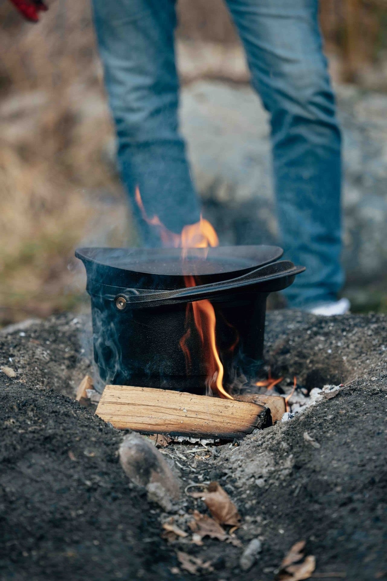 Ignium Taran Camping 2 - pentola per forno olandese con incluso piedistallo tutto ghisa in Cocotte Aloiserw.com - Altomonte, commercioVirtuoso.it