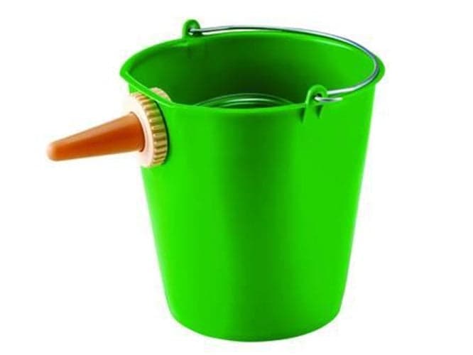 SECCHIO VERDE CON POPPATOIO PER VITELLI - LT 12 - in plastica FER 399746 in prodotto EuroStore07 - Alatri, commercioVirtuoso.it