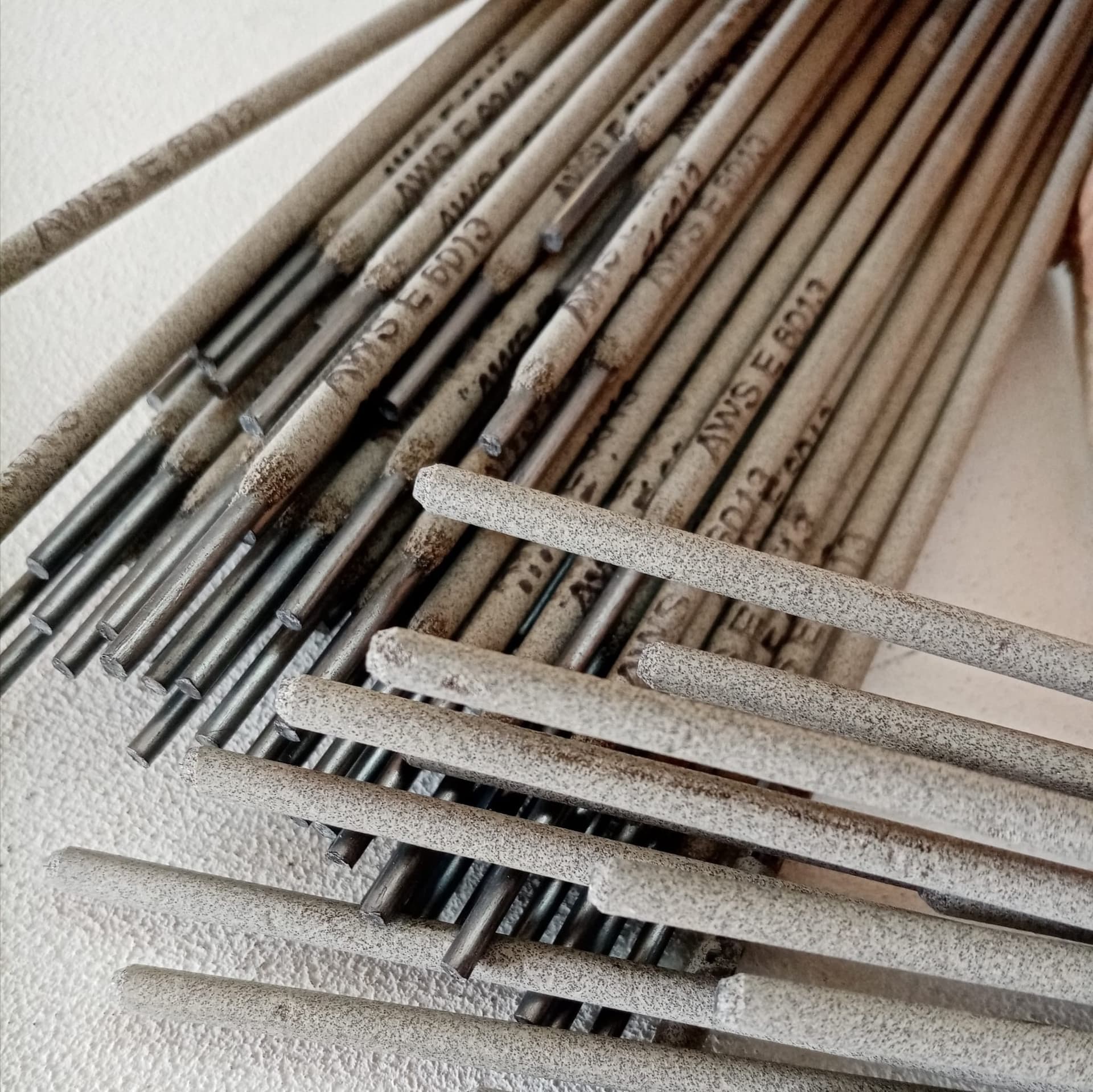 Elettrodo rutile INE 45 E6013 da 2,5 x 300mm colore grigio per la saldatura di acciaio al carbonio - 230pz in Attrezzatura per saldatura ad arco Aloiserw.com - Altomonte, commercioVirtuoso.it