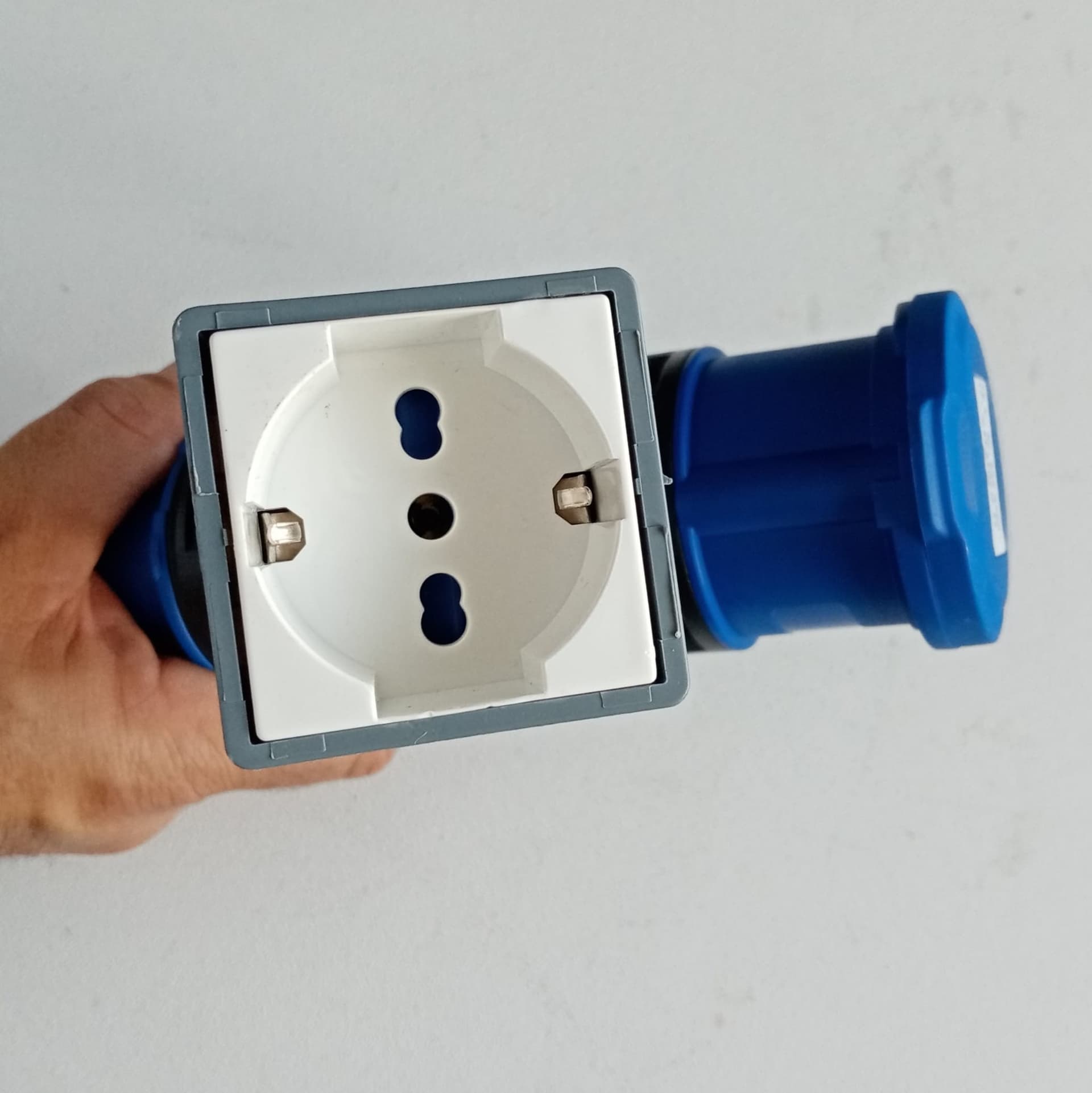 Rosi moltiplicatore adattatore mobile a 2 uscite con spina 16A 2P+E IP44 in Spine elettriche di corrente alterna Aloiserw.com - Altomonte, commercioVirtuoso.it