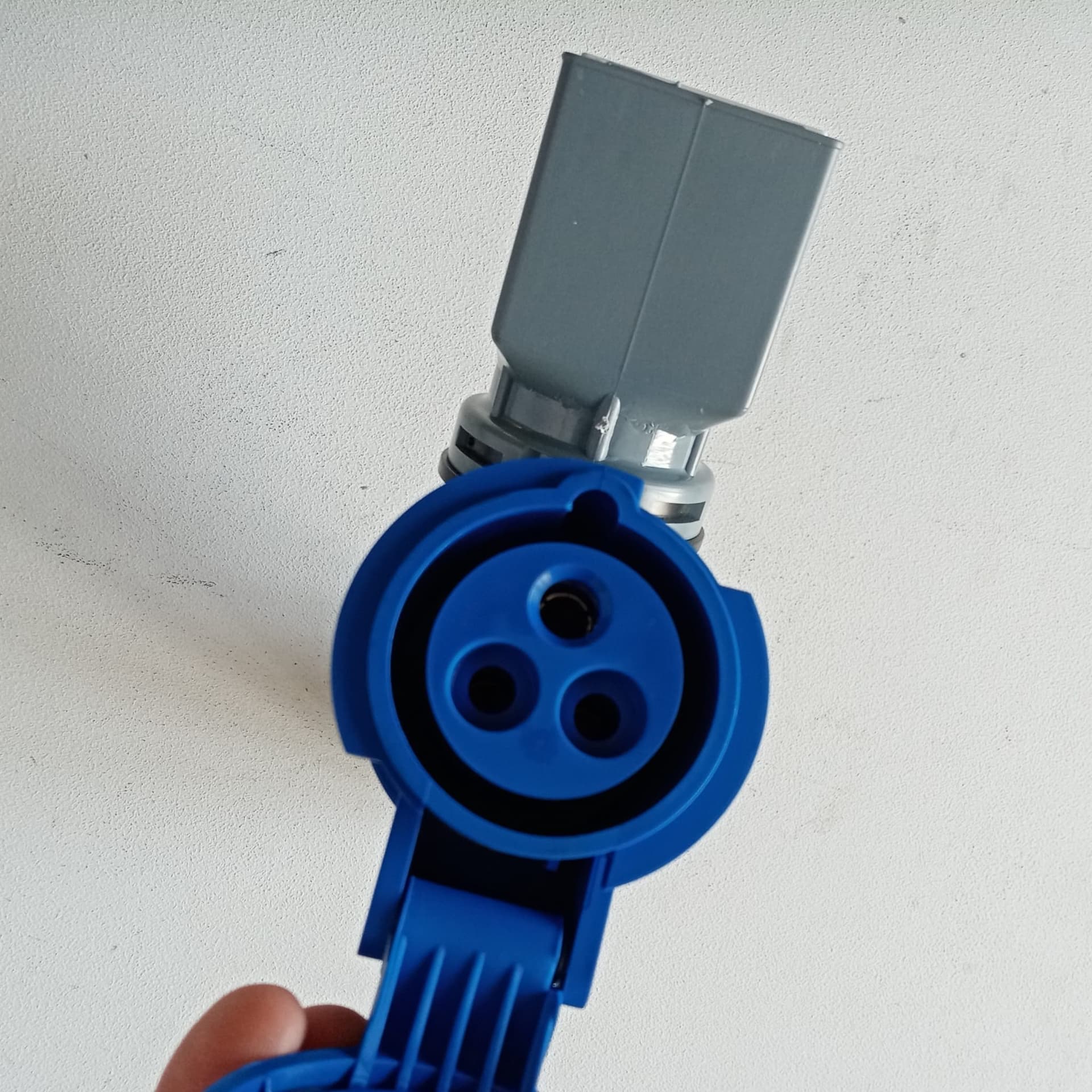 Rosi moltiplicatore adattatore mobile a 2 uscite con spina 16A 2P+E IP44 in Spine elettriche di corrente alterna Aloiserw.com - Altomonte, commercioVirtuoso.it