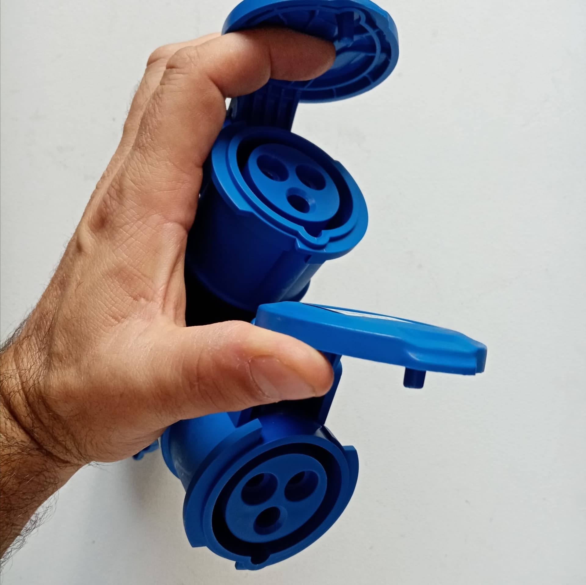 Rosi moltiplicatore adattatore mobile a 2 uscite con spina 16A 2P+E IP44 in Multiprese Aloiserw.com - Altomonte, commercioVirtuoso.it